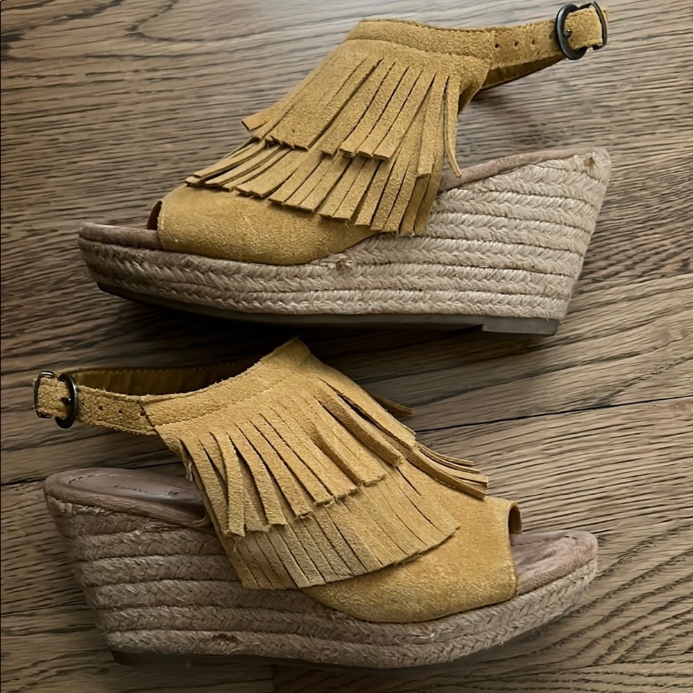EUC Minnetonka Fringed Mustard Wedge Sandals